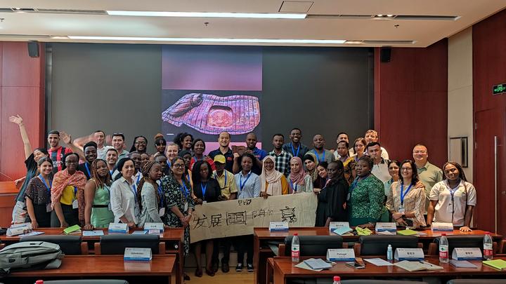 孙逸应邀为发展中国家烹饪工艺与营养膳食培训班授课